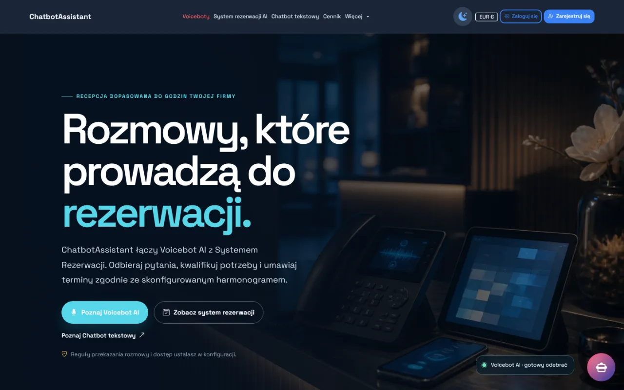 Strona główna ChatbotAssistant: nagłówek „Rozmowy, które prowadzą do rezerwacji” obok telefonu i tabletu
